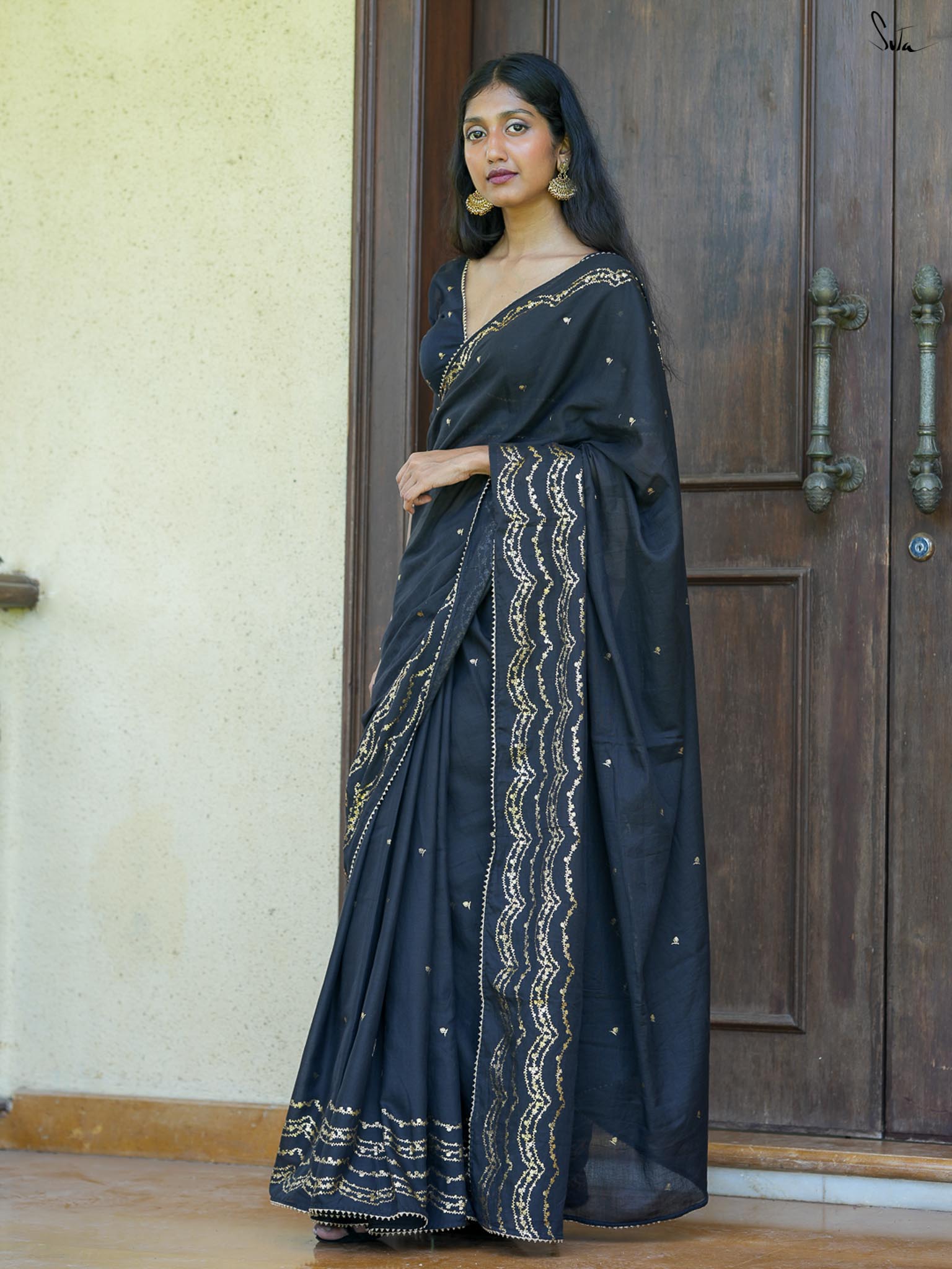Gold foil floral scallop black