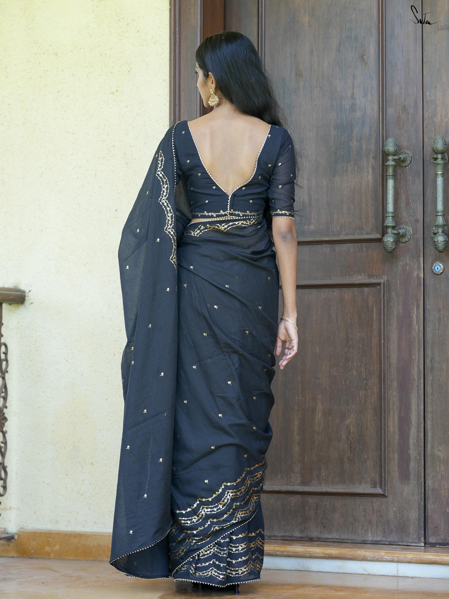 Gold foil floral scallop black