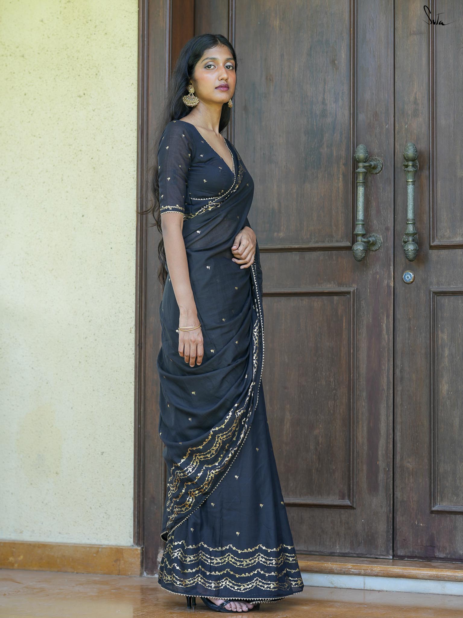 Gold foil floral scallop black