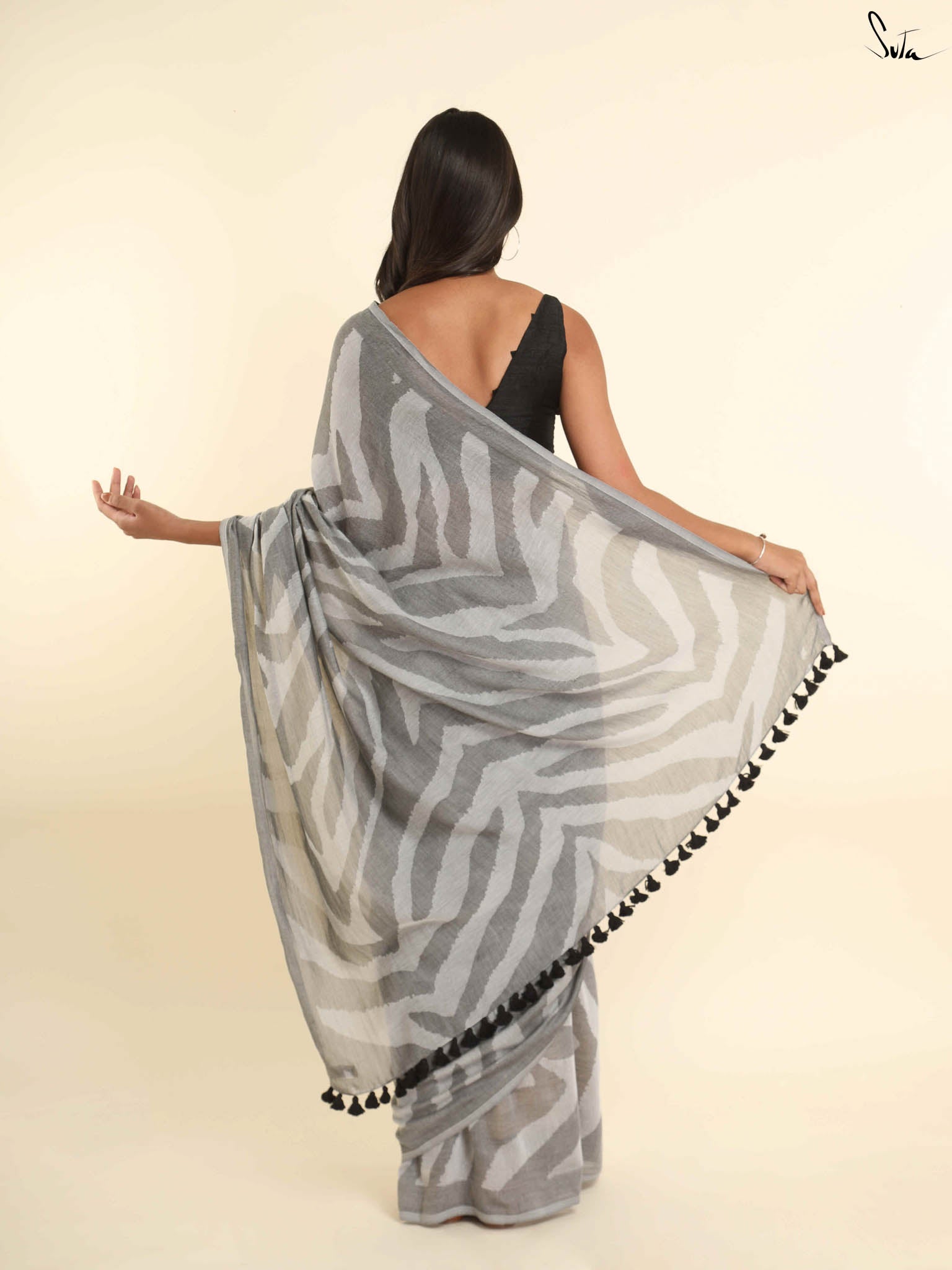 Suta Grey Saree