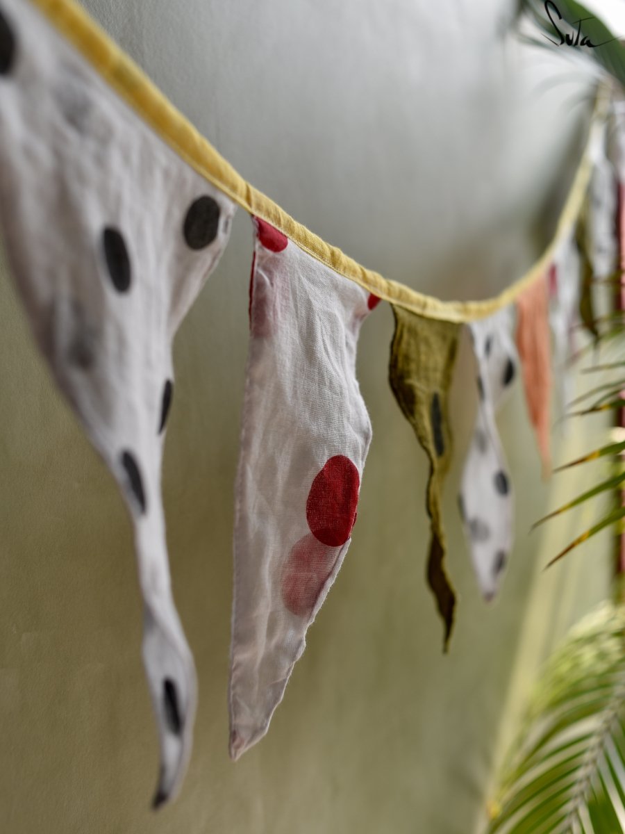 Buntings Dipped in Love - suta.in