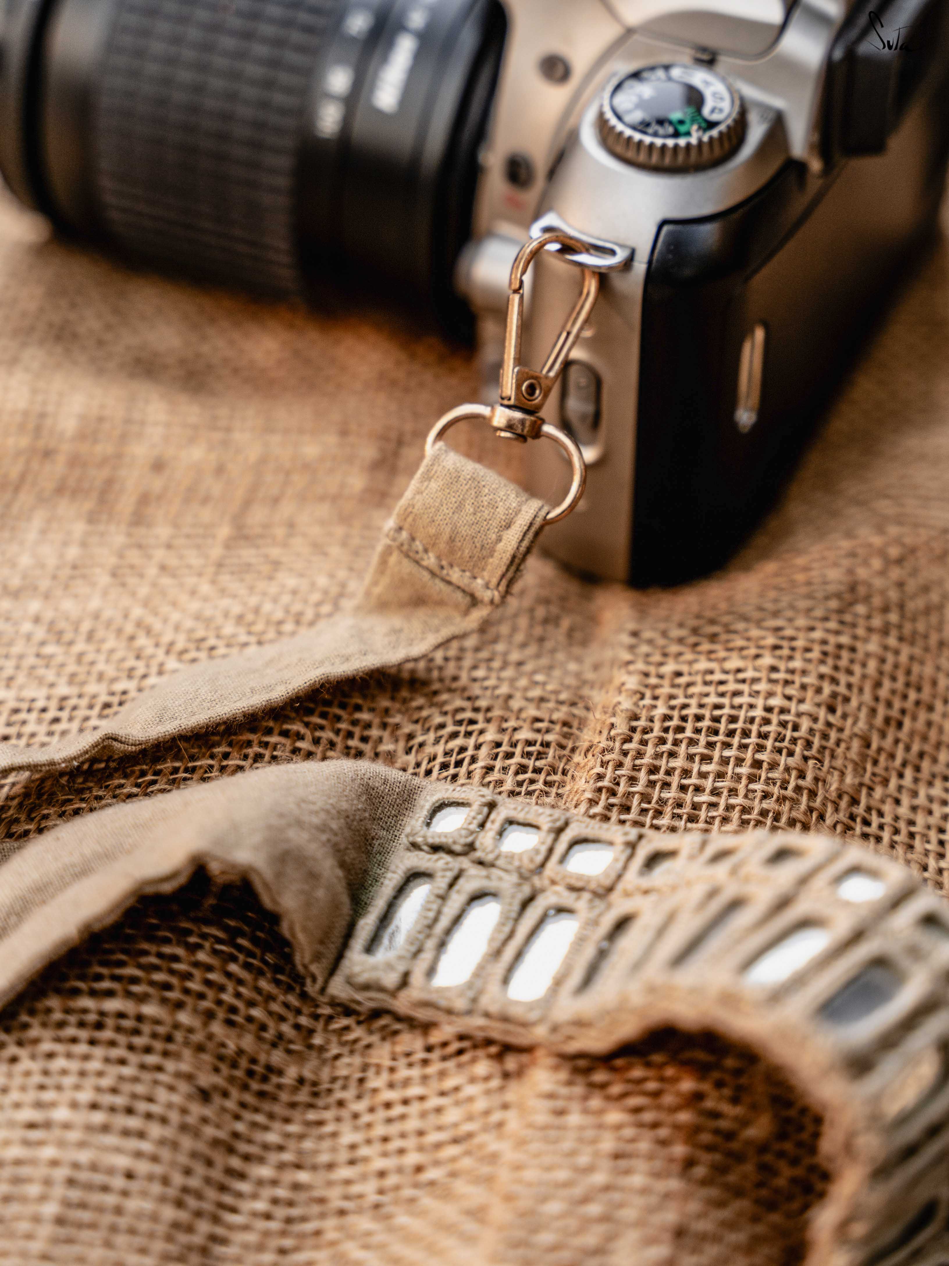 Ret Rekha (Camera Belt)