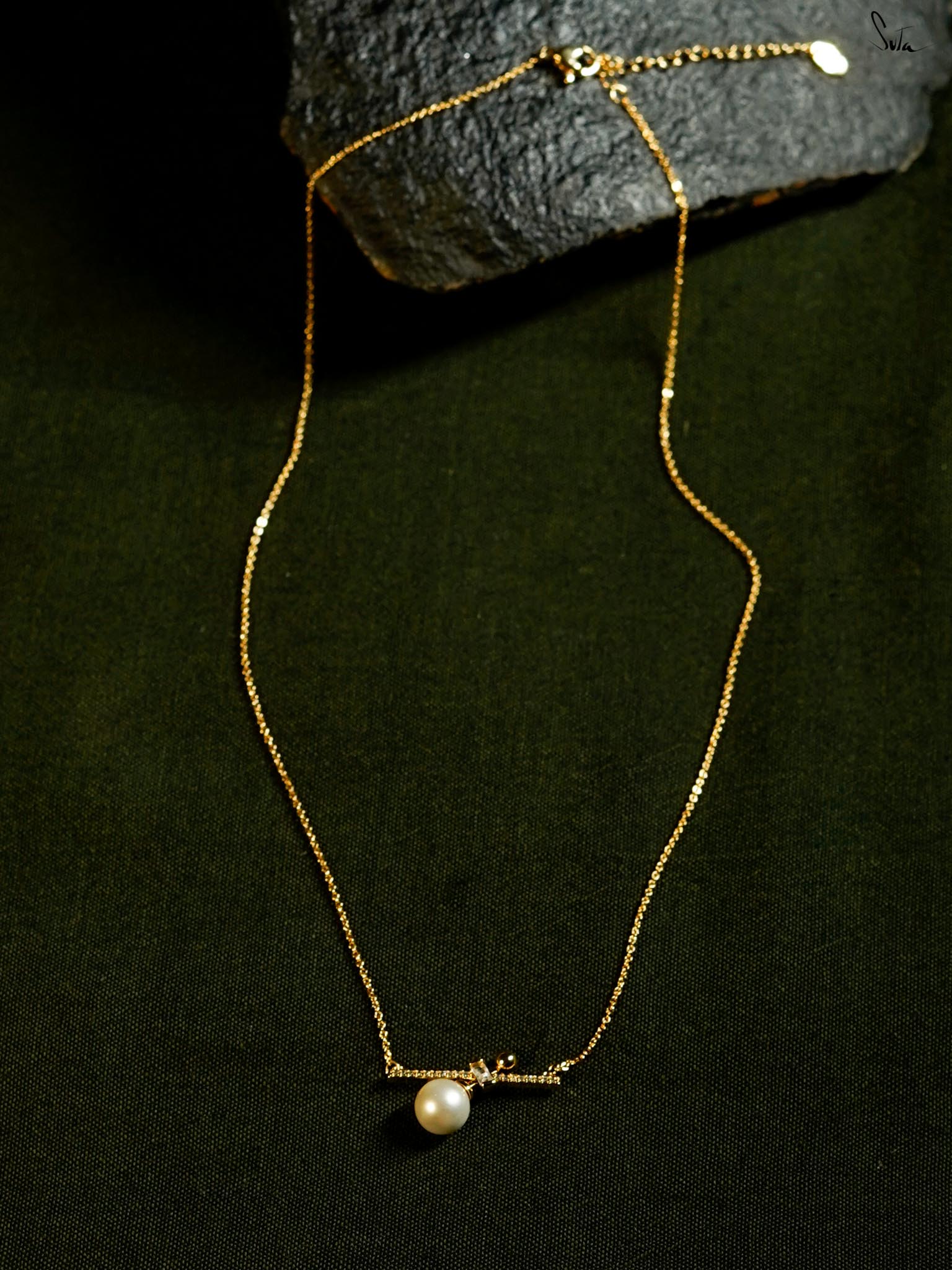 Swing locket