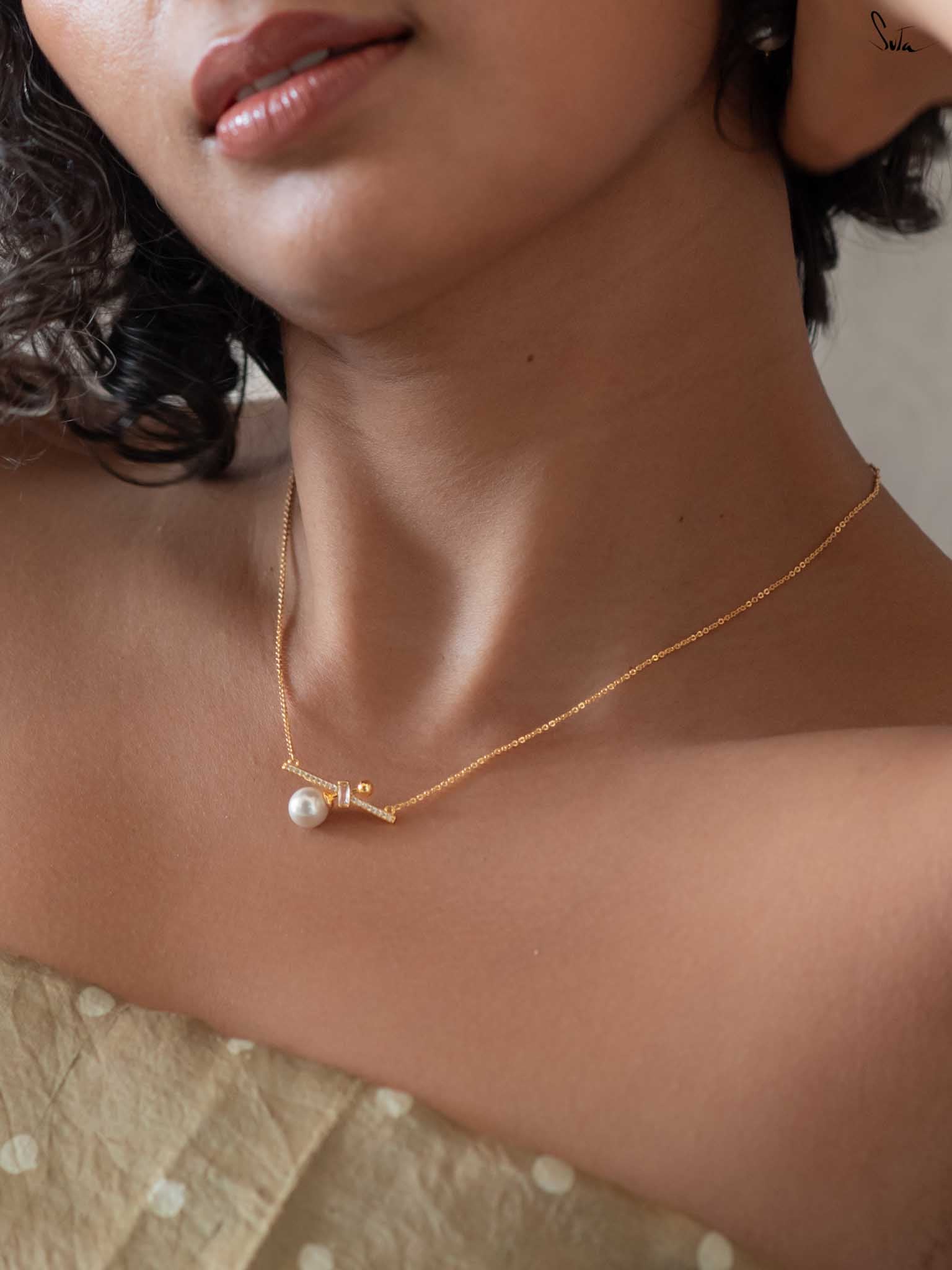 Swing locket