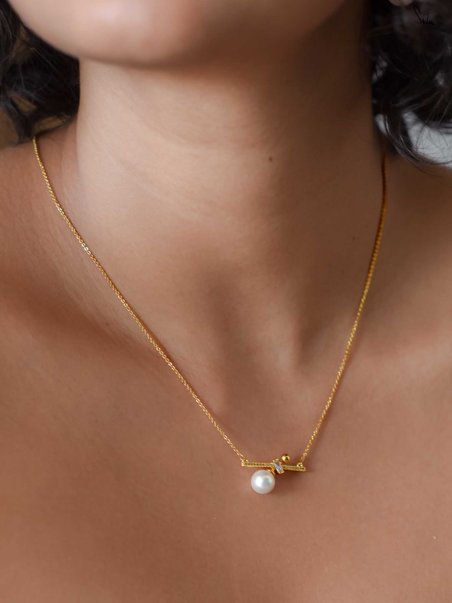 Swing locket