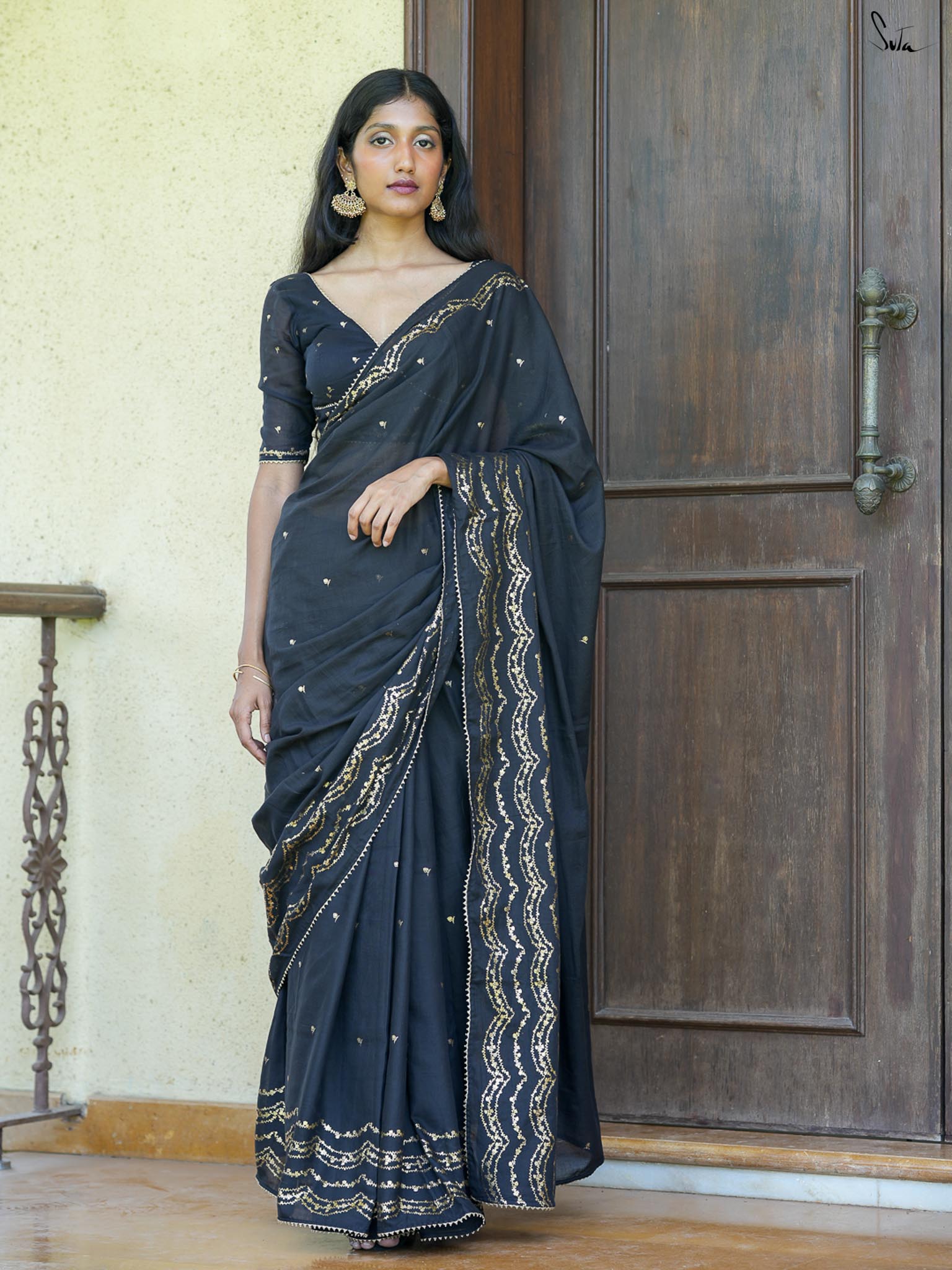 Gold foil floral scallop black