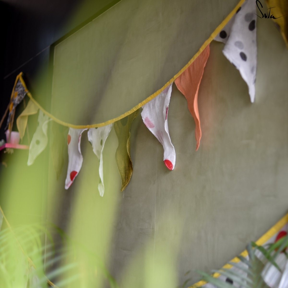 Buntings Dipped in Love - suta.in