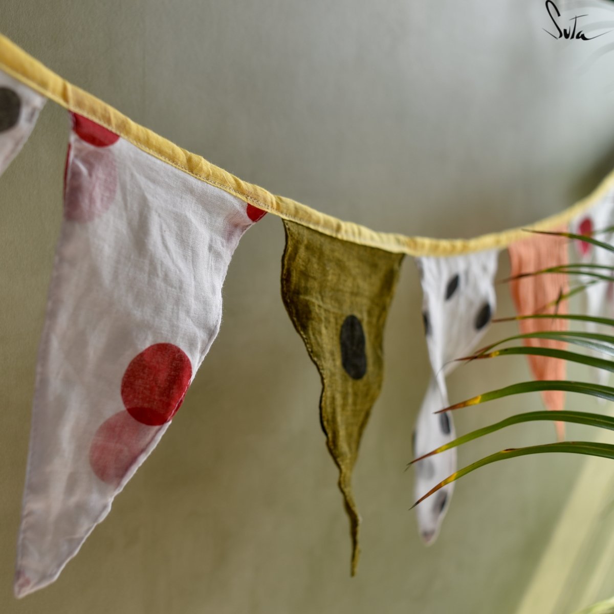 Buntings Dipped in Love - suta.in